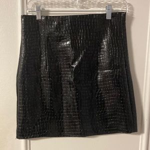 Zara women’s black pleather alligator mini skirt